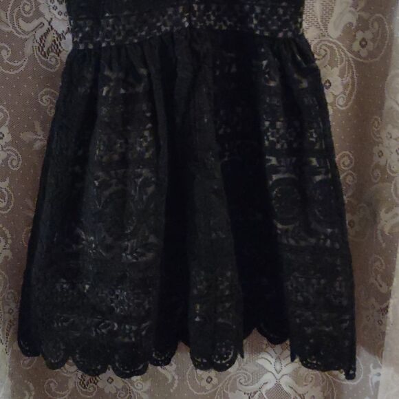 Elegant Black Lace Halter Dress - Picture 6 of 10